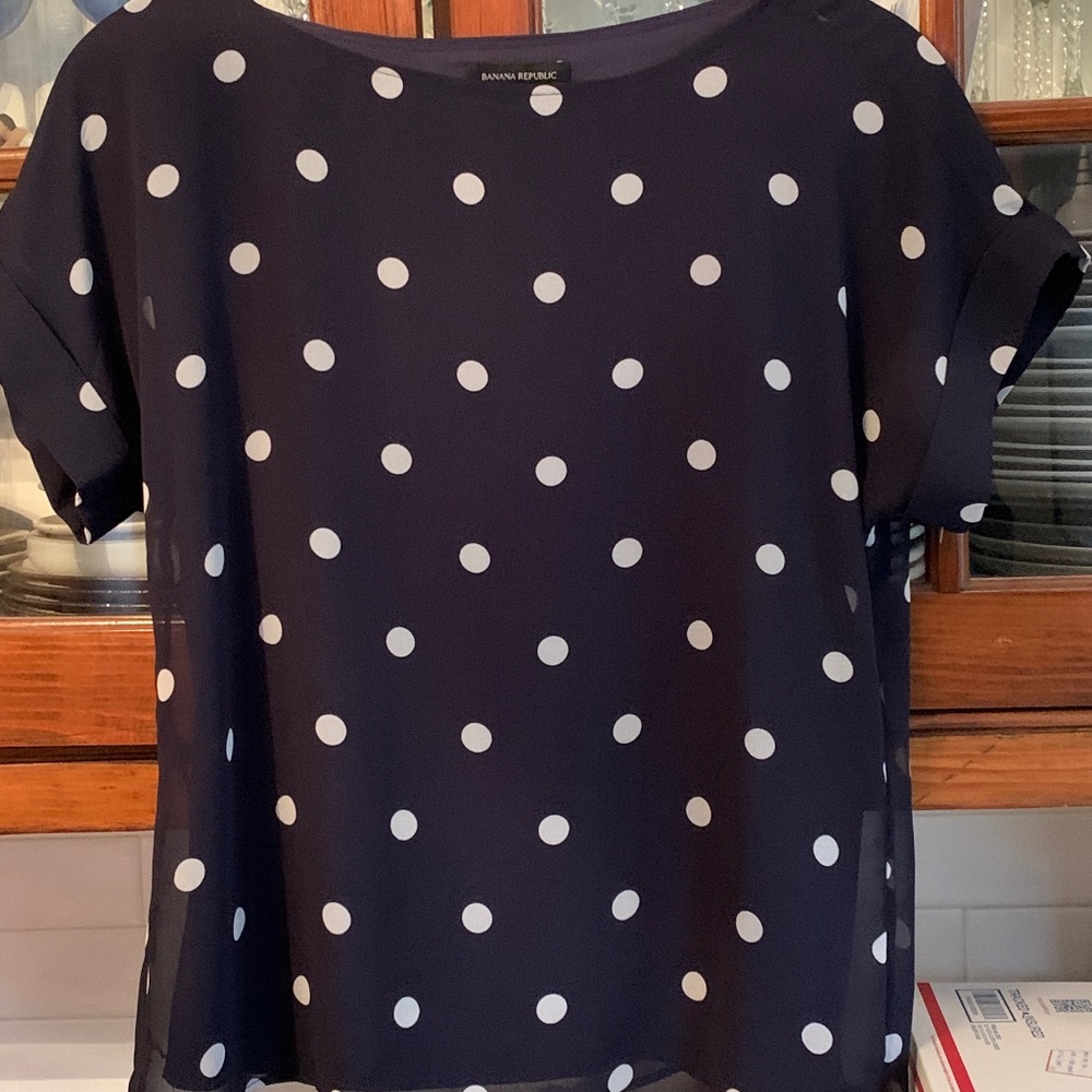 Banana republic cuffed sleeve sheer with lining polka blouse. Worn once